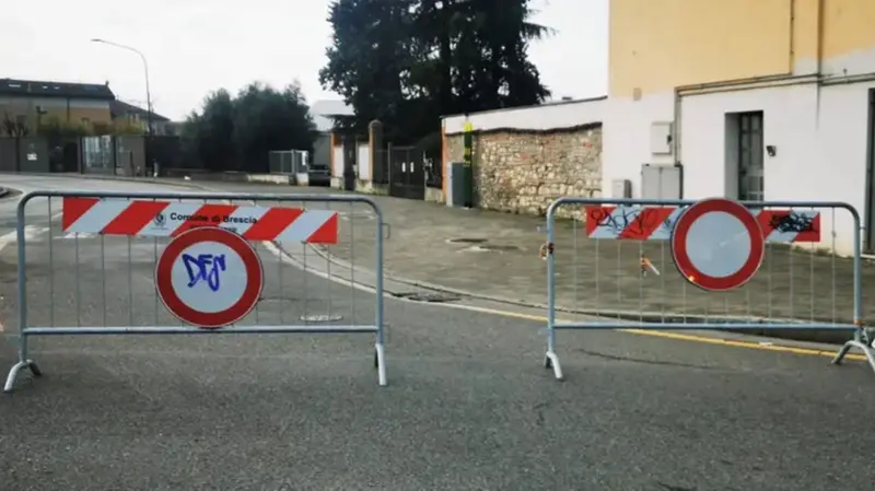 Transenne che impediscono di imboccare la strada per via Dalmazia - © www.giornaledibrescia.it