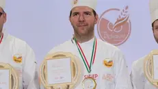 Alessandro Piazza col trofeo - © www.giornaledibrescia.it