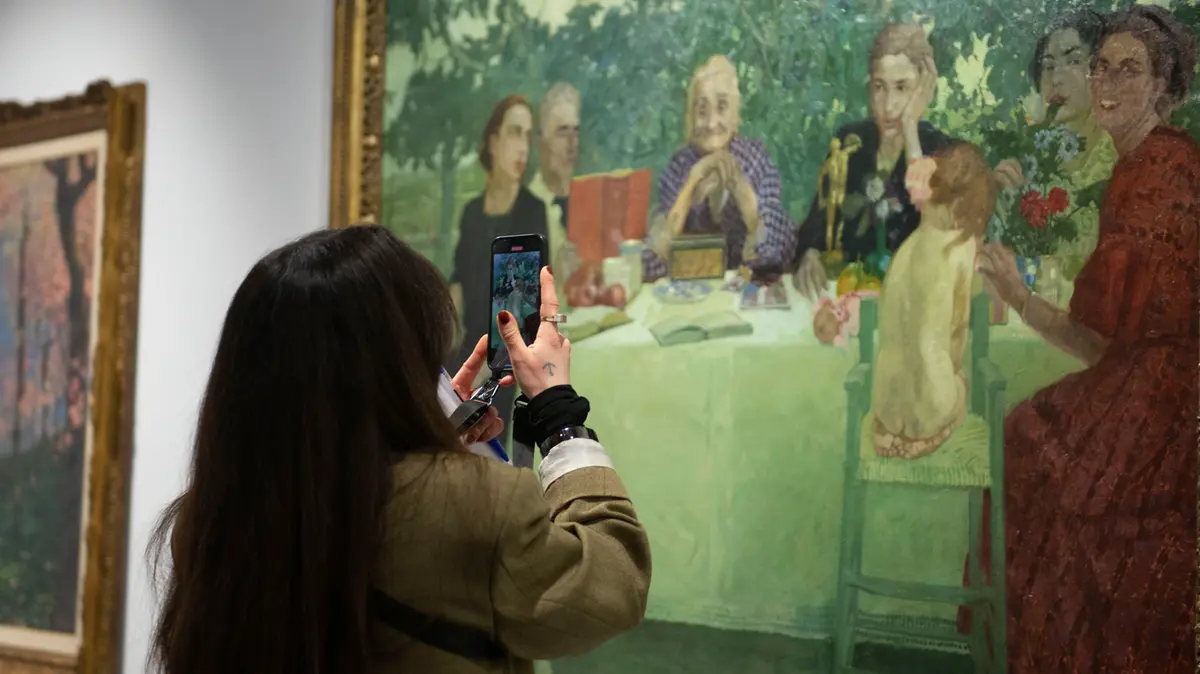 Una spettatrice alla mostra sul Liberty - Foto New Reporter Papetti © www.giornaledibrescia.it