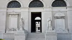 Al Vantiniano, le «donne piangenti» posizionate all’ingresso della cappella di San Michele