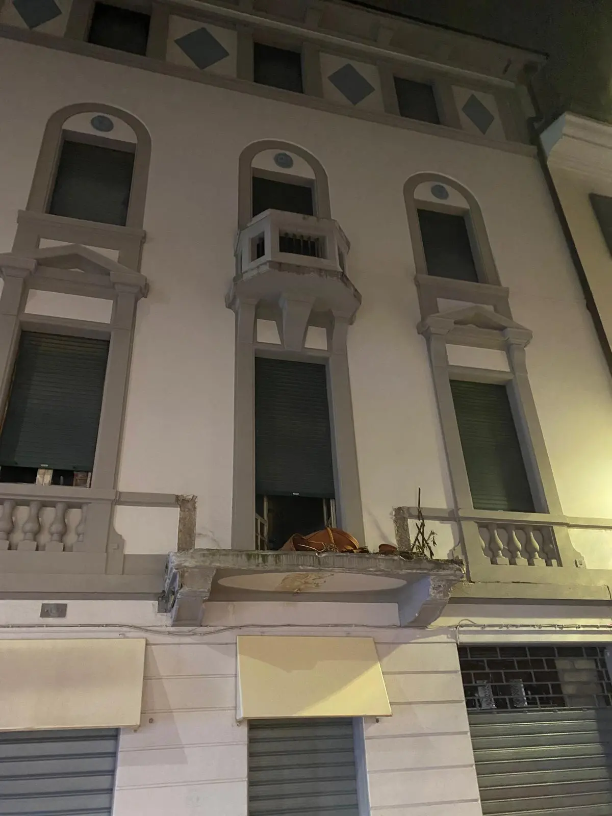 Balcone danneggiato da un camion in via Trieste