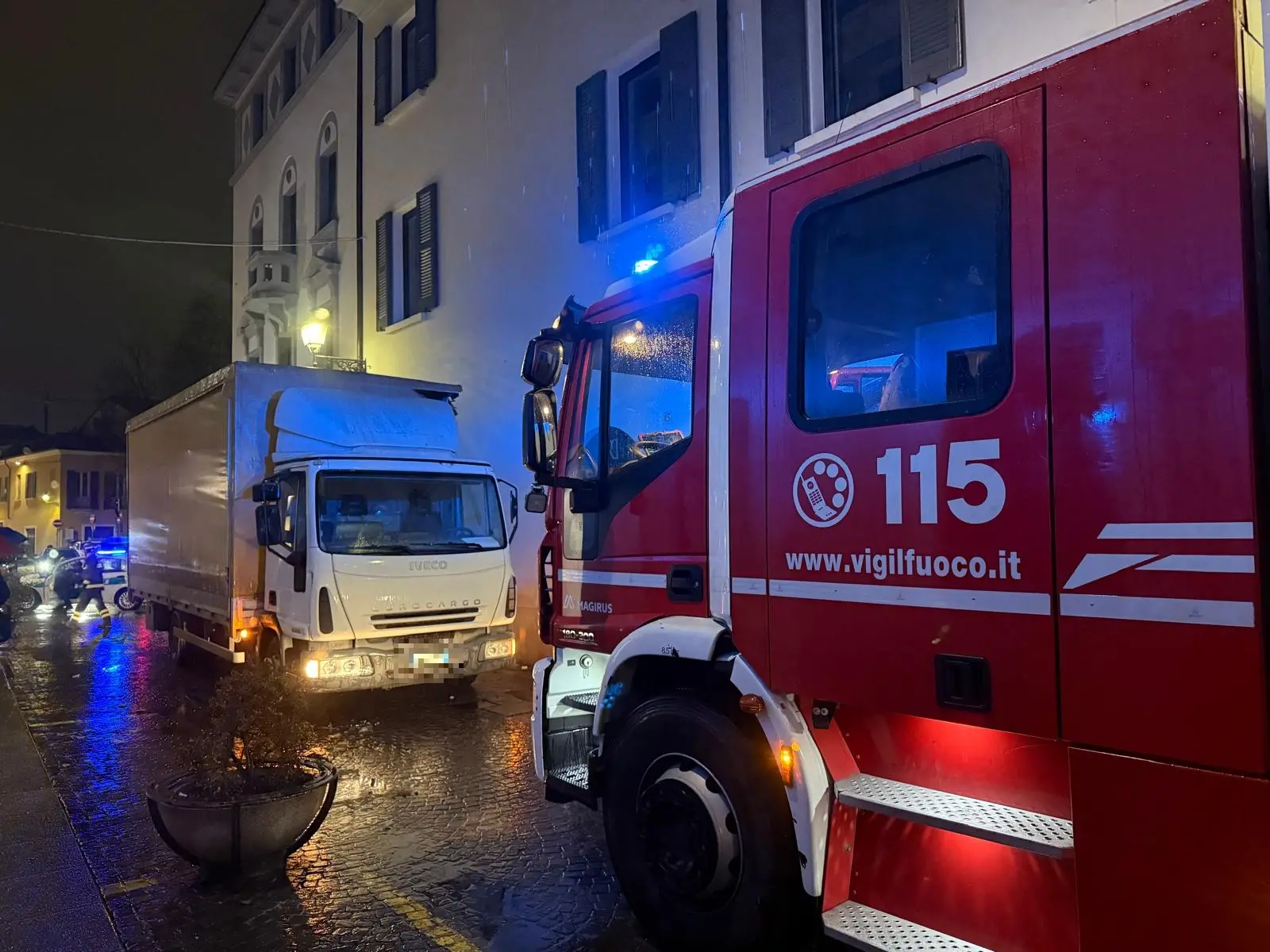 Balcone danneggiato da un camion in via Trieste