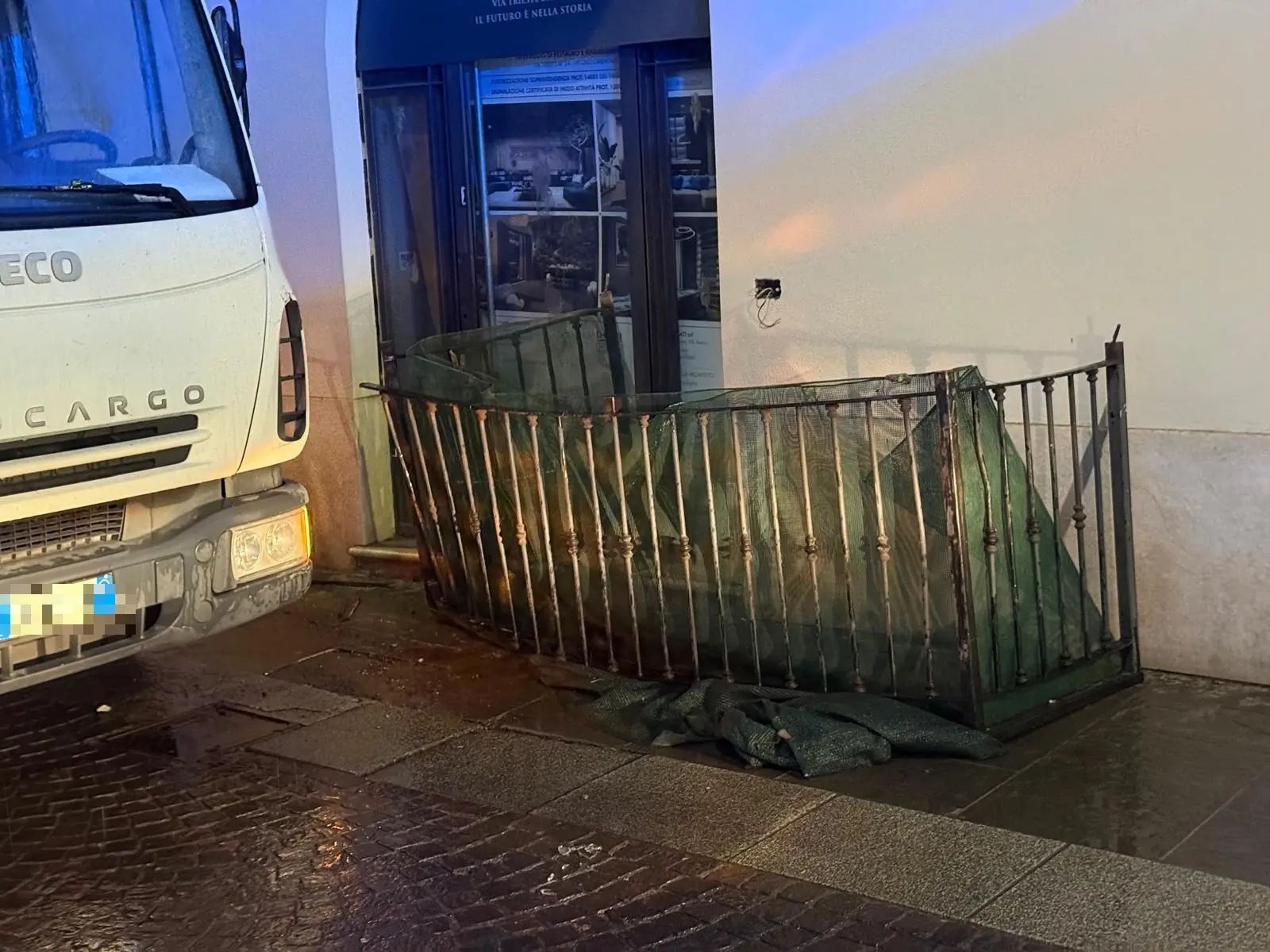 Balcone danneggiato da un camion in via Trieste