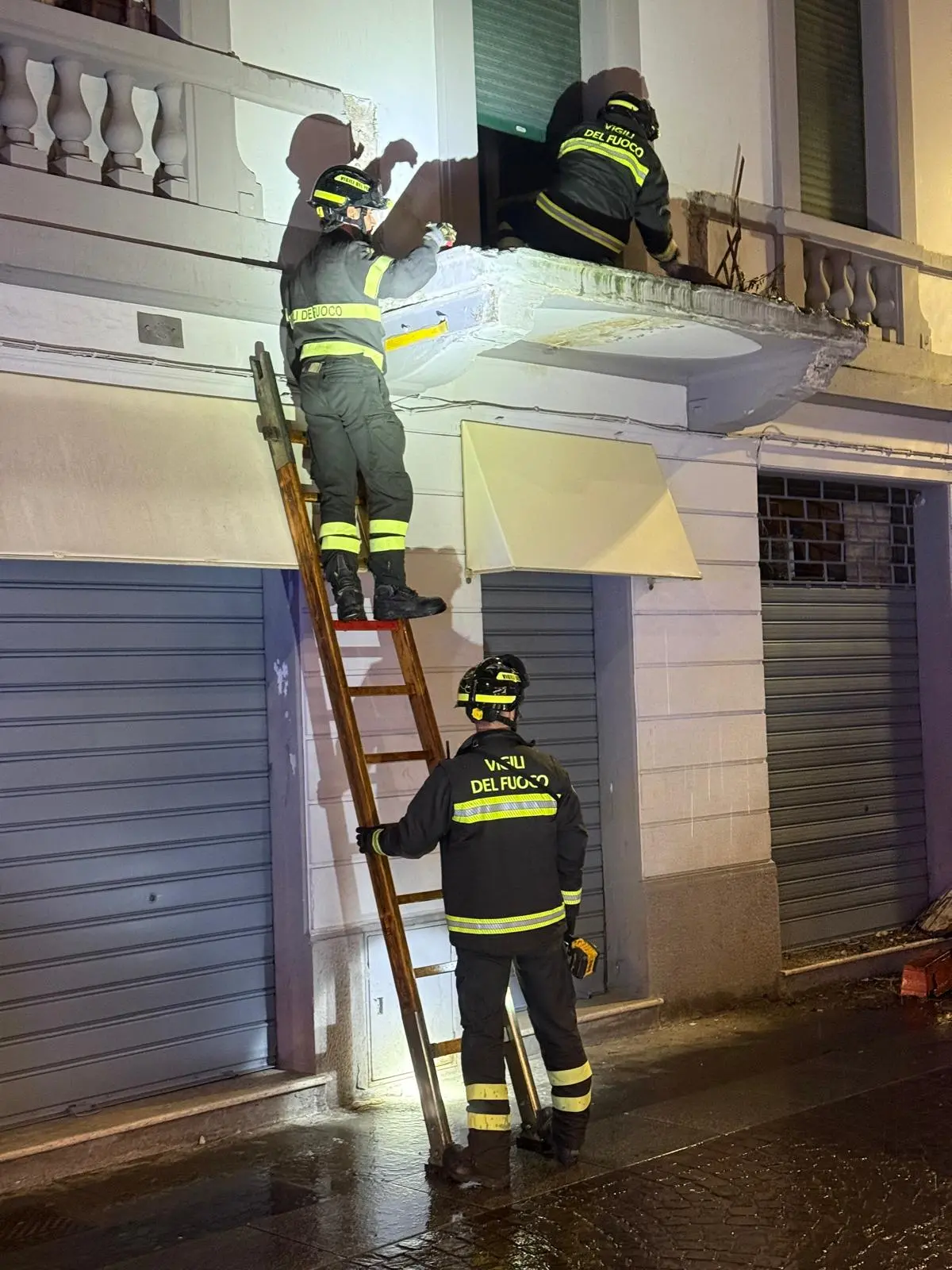 Balcone danneggiato da un camion in via Trieste