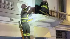 Balcone danneggiato da un camion in via Trieste