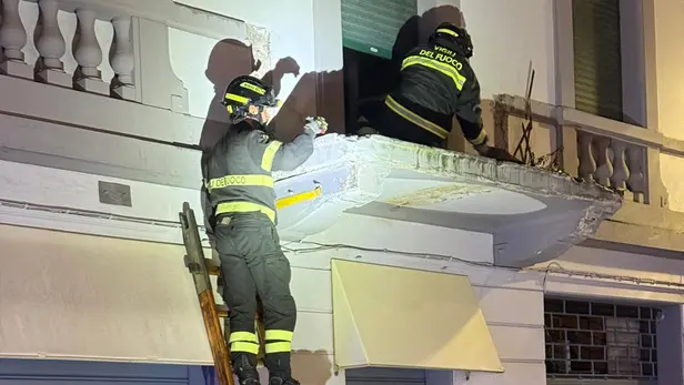 Balcone danneggiato da un camion in via Trieste