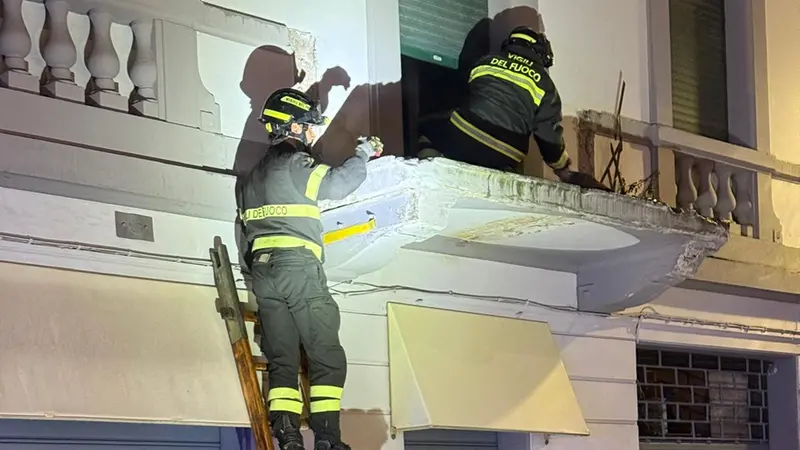 Balcone danneggiato da un camion in via Trieste