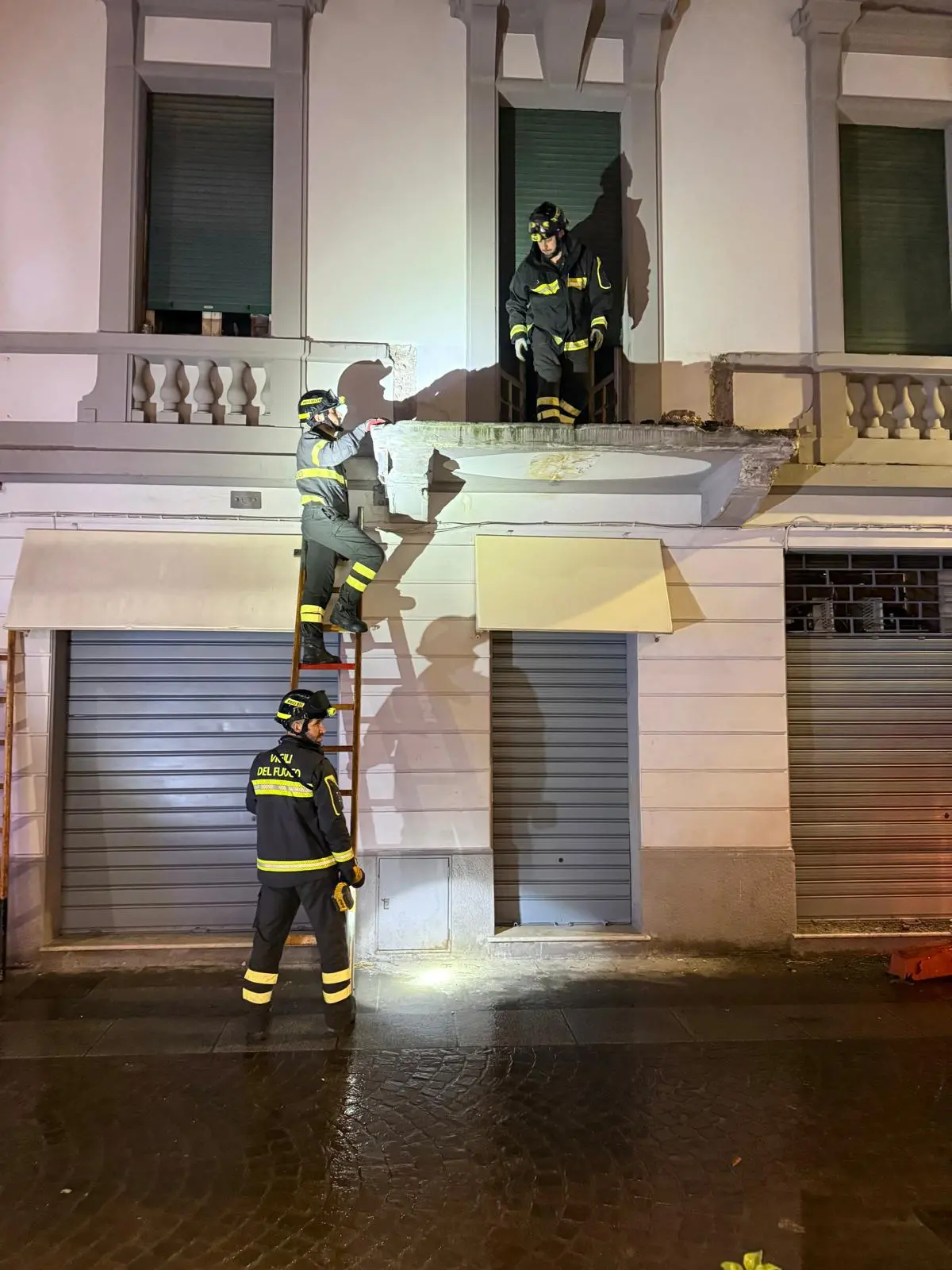 Balcone danneggiato da un camion in via Trieste