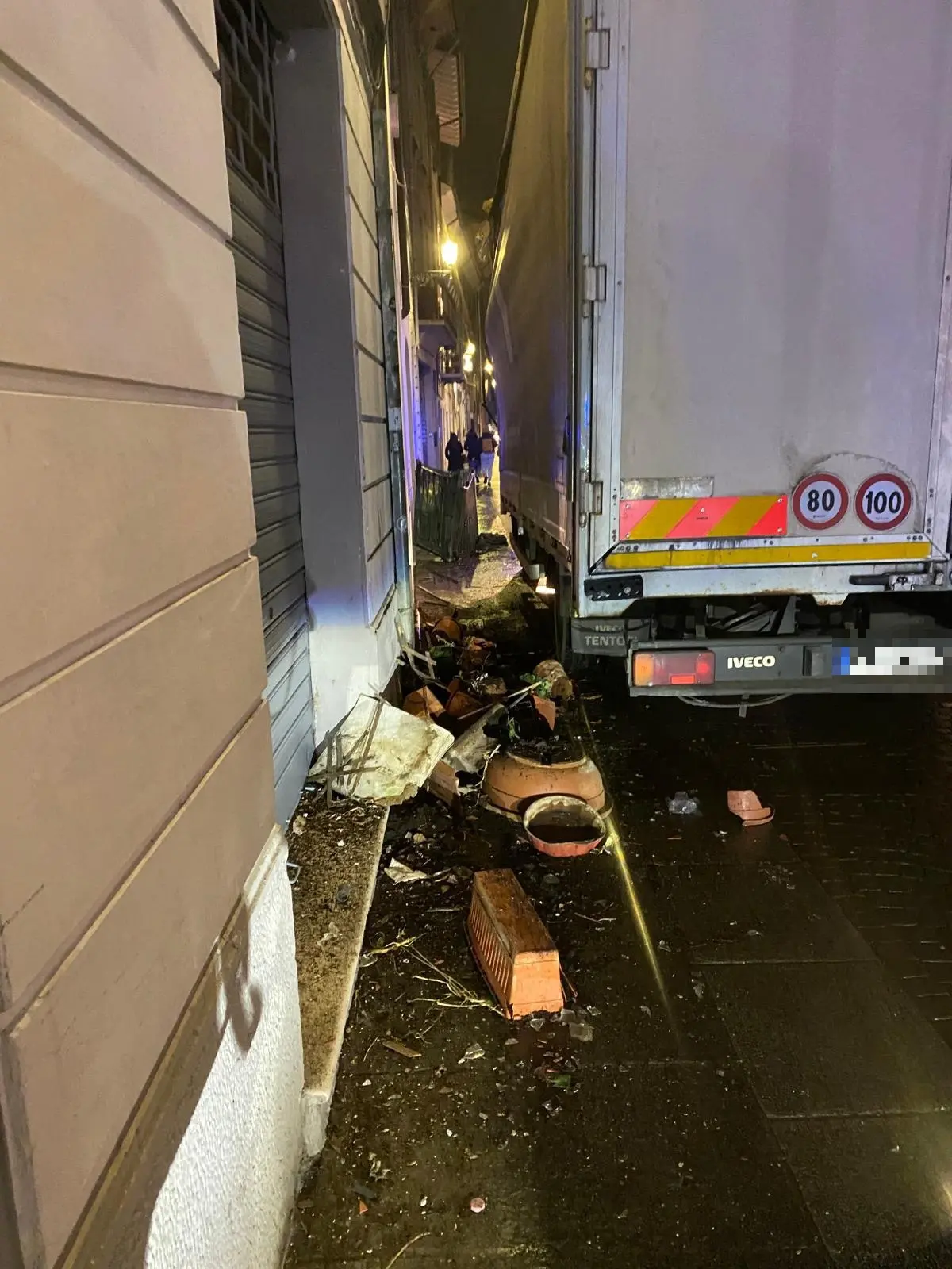 Balcone danneggiato da un camion in via Trieste