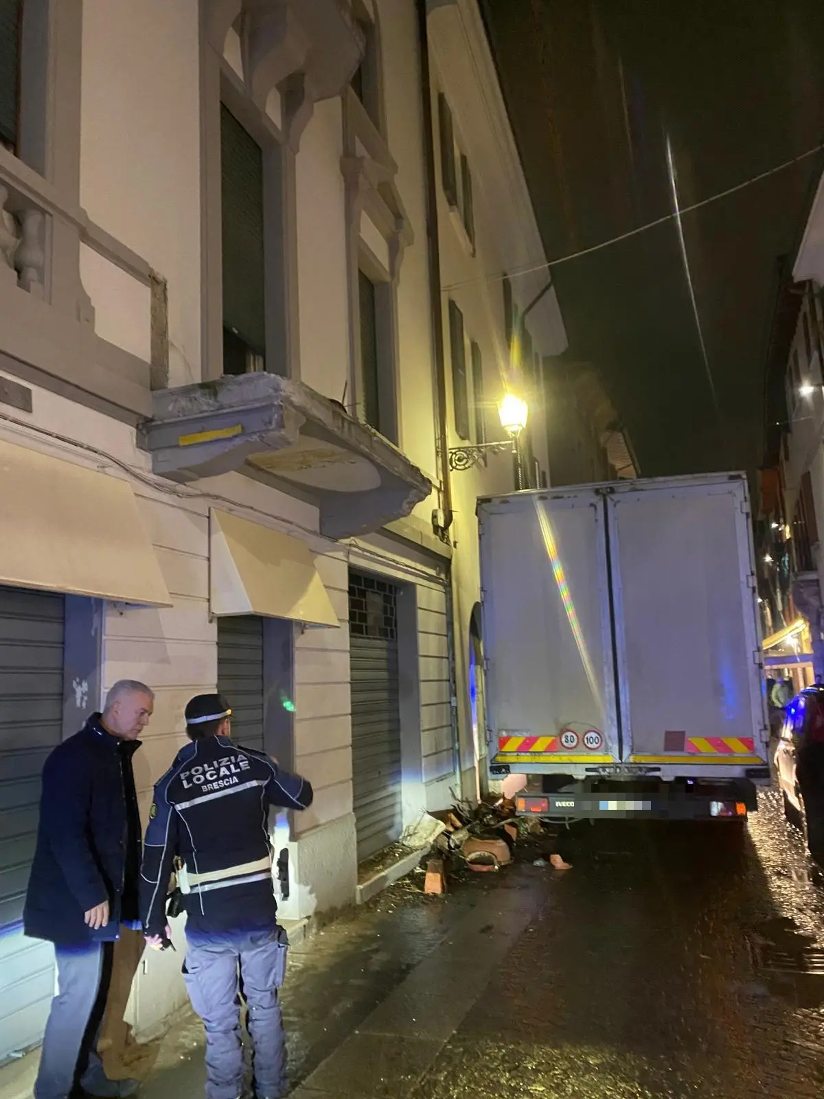 Balcone danneggiato da un camion in via Trieste