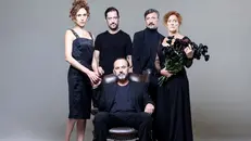 Il cast: lo spettacolo debutta il 27 gennaio al Sociale - © www.giornaledibrescia.it