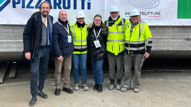 Dario Bosetti, secondo da sinistra, con altri operatori - © www.giornaledibrescia.it