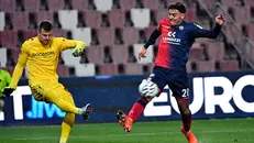 Caccavo a contrasto col portiere avversario - Ufficio stampa Lumezzane