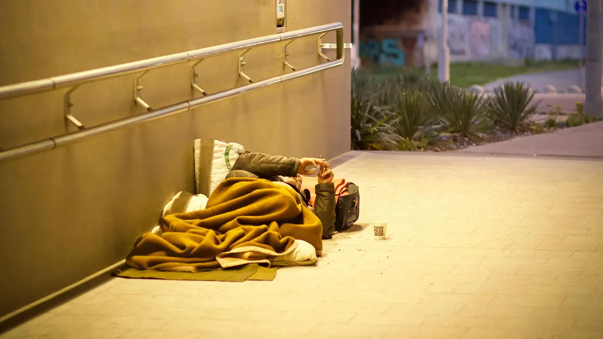 Un senzatetto al freddo - © www.giornaledibrescia.it