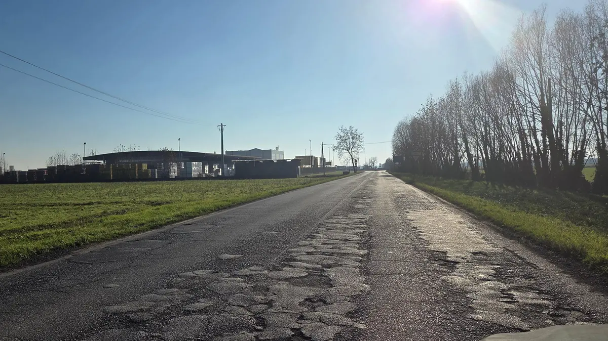 La strada rovinata dal tempo e dal passaggio di mezzi pesanti - © www.giornaledibrescia.it