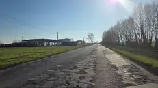 La strada rovinata dal tempo e dal passaggio di mezzi pesanti - © www.giornaledibrescia.it