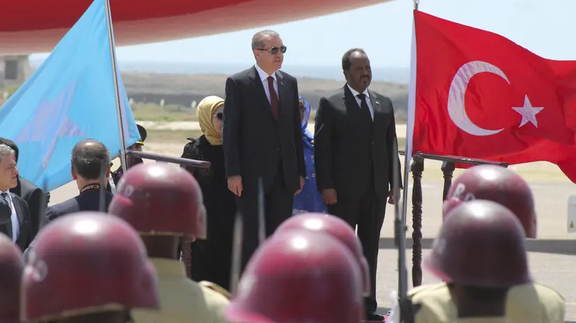 Il presidente turco Erdogan e quello somalo Sheik Mohamud a Mogadishu il 25 gennaio 2015 - © www.giornaledibrescia.it