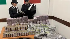 I panetti di droga sequestrati - © www.giornaledibrescia.it