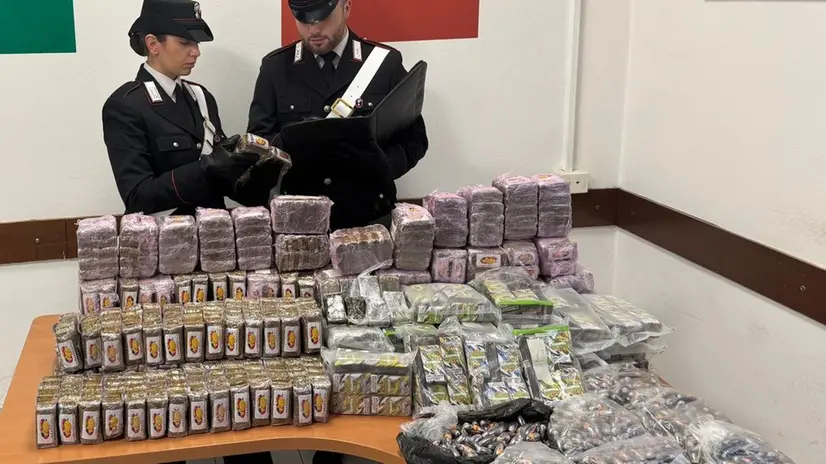 I panetti di droga sequestrati - © www.giornaledibrescia.it