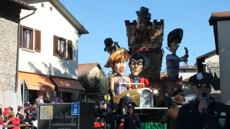 Il carro dedicato a Lupin che ha vinto la scorsa edizione - © www.giornaledibrescia.it