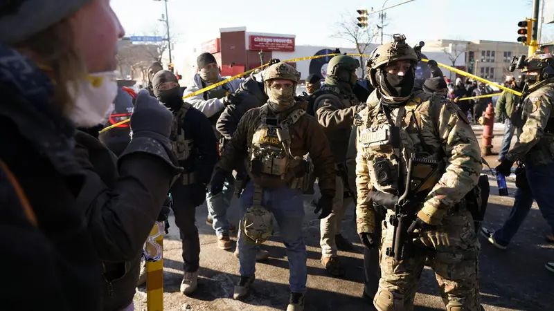 Gli agenti federali a Minneapolis - Foto Ansa © www.giornaledibrescia.it