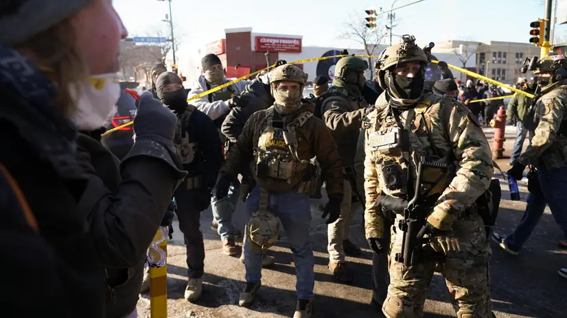 Gli agenti federali a Minneapolis - Foto Ansa © www.giornaledibrescia.it