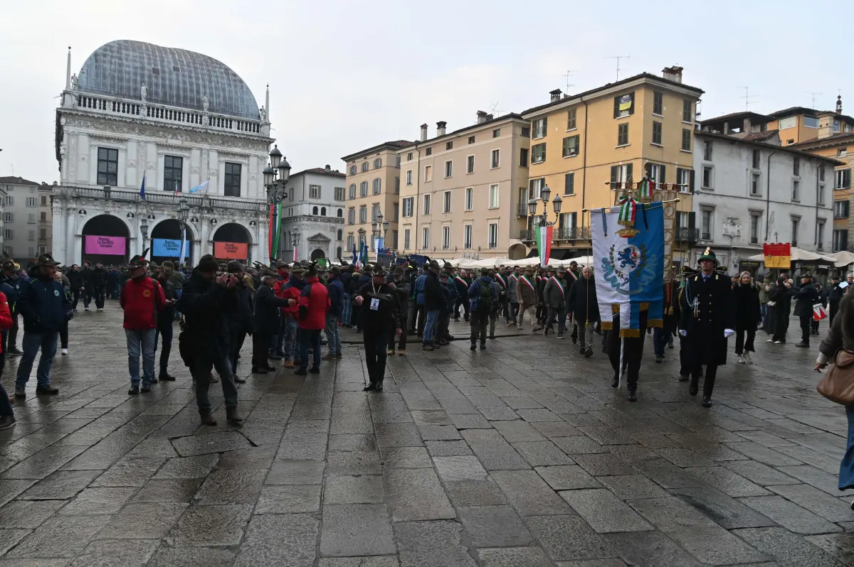 Gli Alpini tra piazza Loggia e piazza Paolo VI