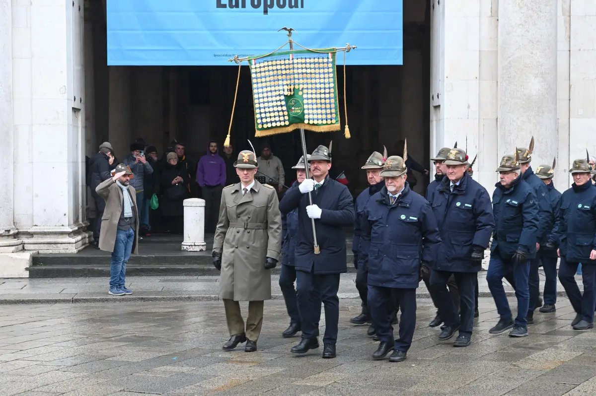 Gli Alpini tra piazza Loggia e piazza Paolo VI