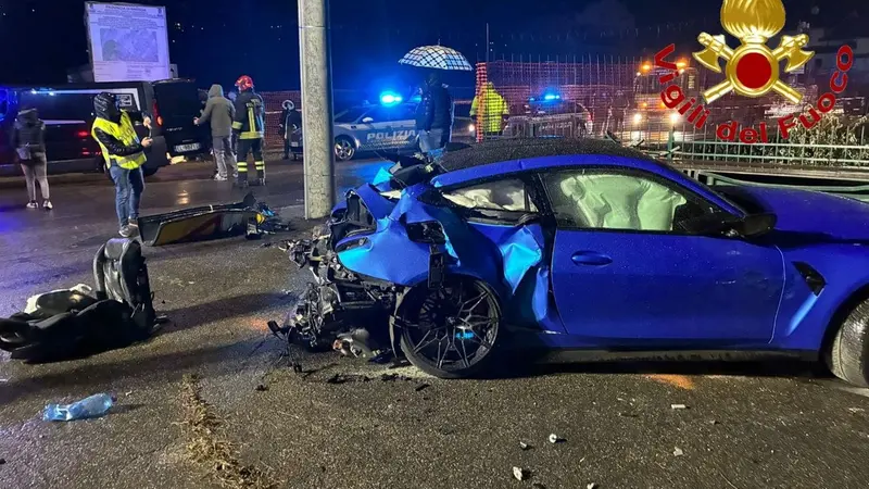 L'auto distrutta dopo lo schianto a Niardo - © www.giornaledibrescia.it