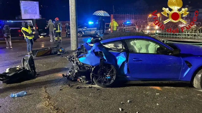 L'auto distrutta dopo lo schianto a Niardo - © www.giornaledibrescia.it