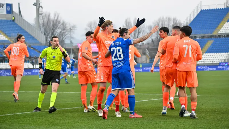 Il nervosismo di Silvestri dopo l'esultanza dei giocatori del Renate sotto la Curva del Brescia - Foto New Reporter Pasotti © www.giornaledibrescia.it