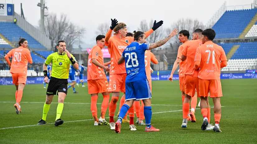 Il nervosismo di Silvestri dopo l'esultanza dei giocatori del Renate sotto la Curva del Brescia - Foto New Reporter Pasotti © www.giornaledibrescia.it