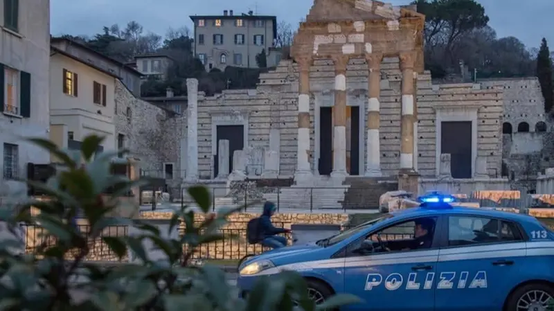 Una pattuglia della Polizia in centro città