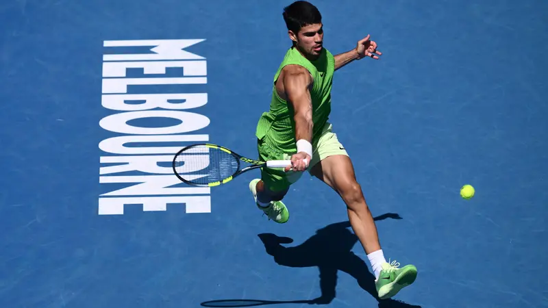 epa12678907 Carlos Alcaraz of Spain in action against Tommy Paul of the USA during their men’s fourth round match on day 8 of the 2026 Australian Open tennis tournament at Melbourne Park in Melbourne, Australia, 25 January 2026. EPA/JOEL CARRETT AUSTRALIA AND NEW ZEALAND OUT
