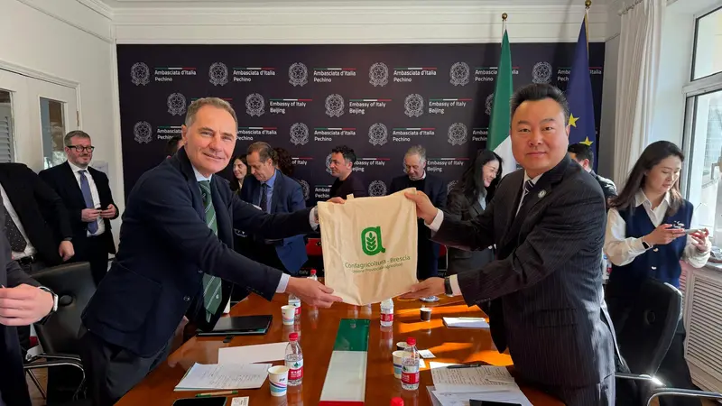 Confagricoltura Brescia in Cina: Garbelli consegna al vicepresidente Wu Zhuntao del Grana Padano