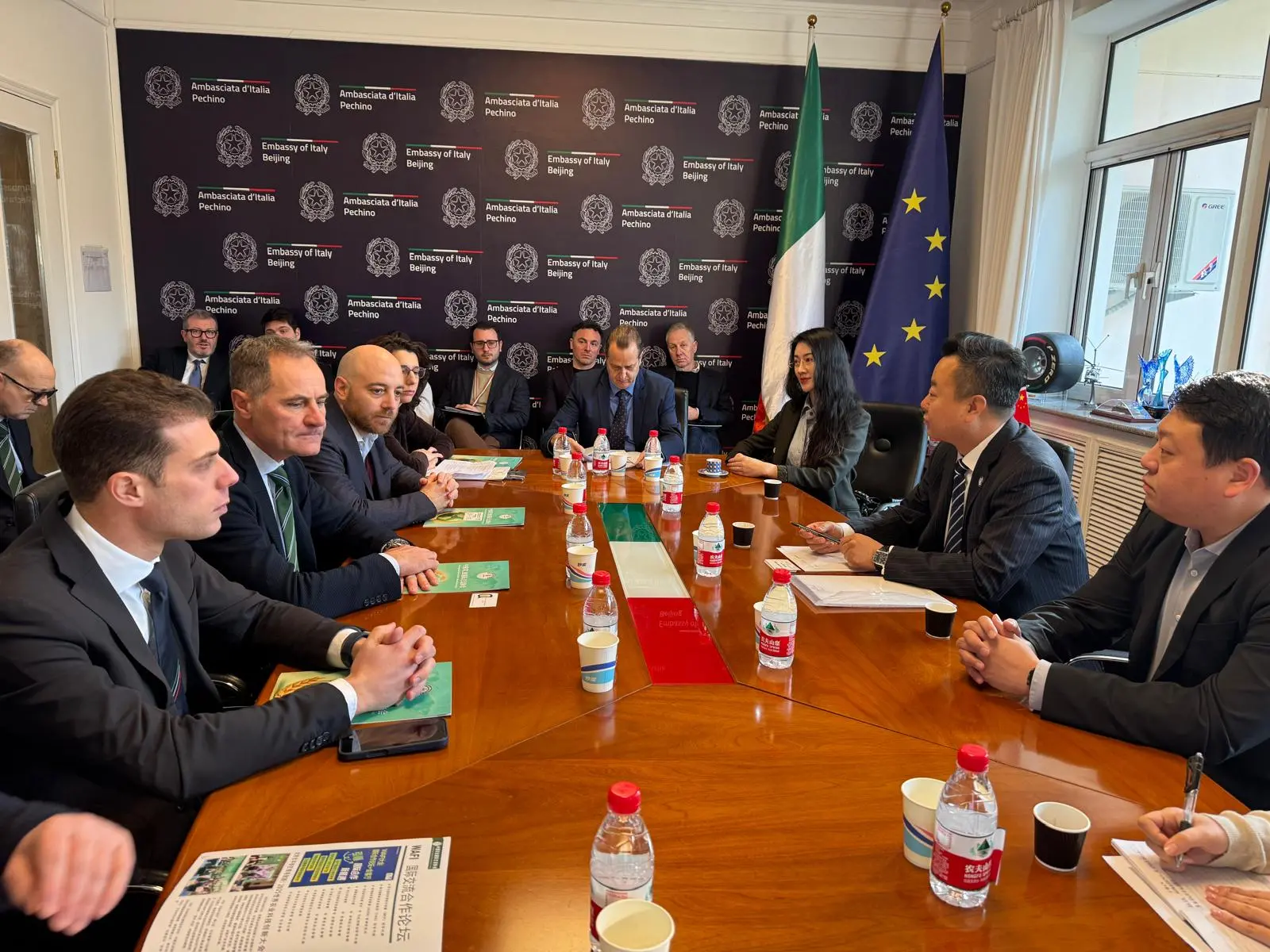 Confagricoltura Brescia in Cina: Garbelli consegna al vicepresidente Wu Zhuntao del Grana Padano