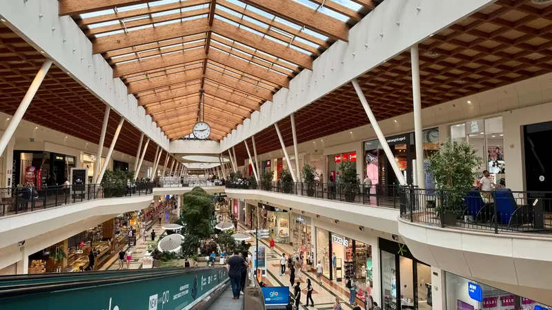 Uno scorcio del centro commerciale Il Leone di Lonato - © www.giornaledibrescia.it