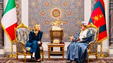 Giorgia Meloni e il sultano dell'Oman - Foto Ansa © www.giornaledibrescia.it