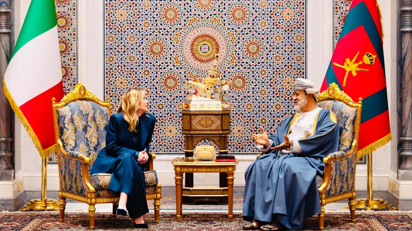 Giorgia Meloni e il sultano dell'Oman - Foto Ansa © www.giornaledibrescia.it