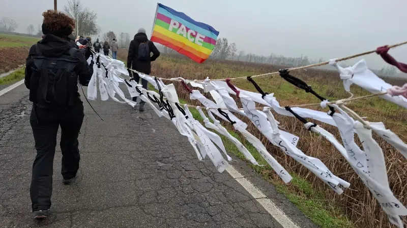 Sulle strisce i nomi dei bambini morti nelle guerre - © www.giornaledibrescia.it