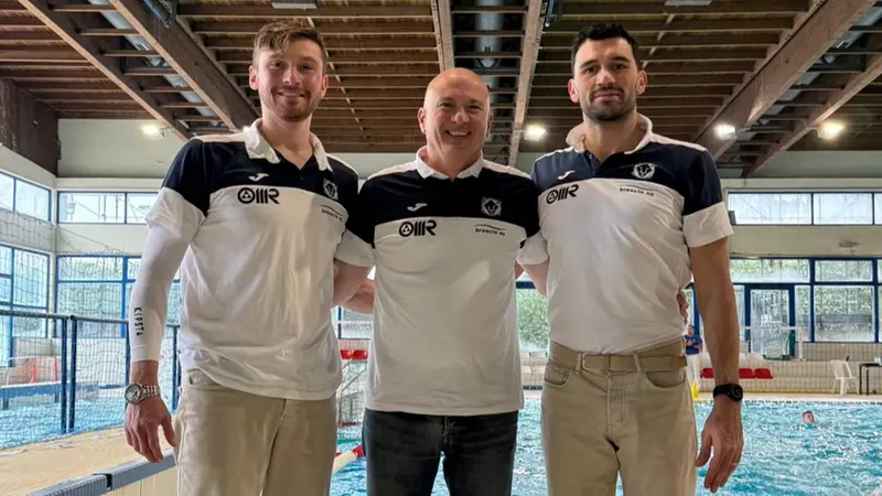 Lo staff e il presidente (al centro) - © www.giornaledibrescia.it