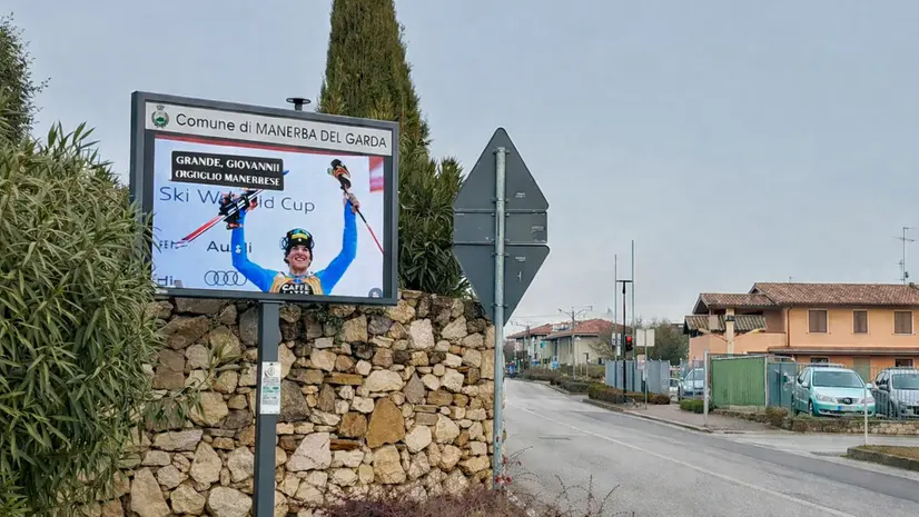 I cartelli comunali a Manerba celebrano Giovanni Franzoni - © www.giornaledibrescia.it