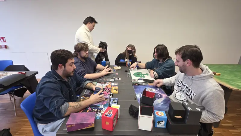 Giovani concentrati sulle partite di giochi da tavolo - © www.giornaledibrescia.it