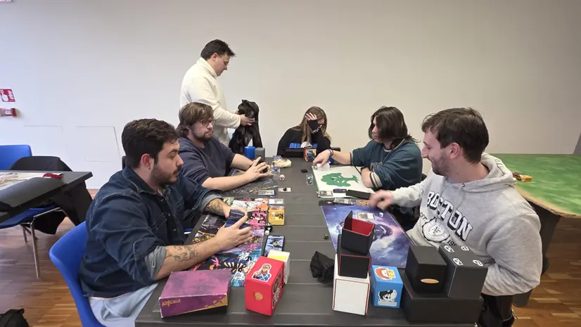 Giovani concentrati sulle partite di giochi da tavolo - © www.giornaledibrescia.it