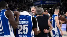 L'abbraccio a fine gara tra Della Valle e Cotelli - Foto New Reporter Checchi © www.giornaledibrescia.it