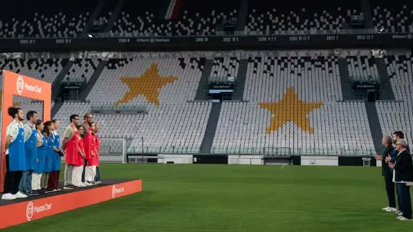 Gli aspiranti chef sono allo Juventus Stadium per una prova in esterna con un menù a tema bianconero