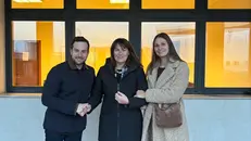 La pediatra Morelli tra il sindaco Spagnoli e l'assessore Pegoiani - © www.giornaledibrescia.it