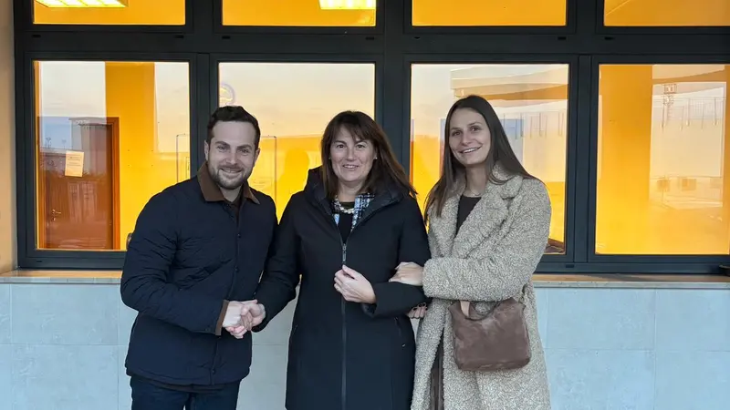 La pediatra Morelli tra il sindaco Spagnoli e l'assessore Pegoiani - © www.giornaledibrescia.it