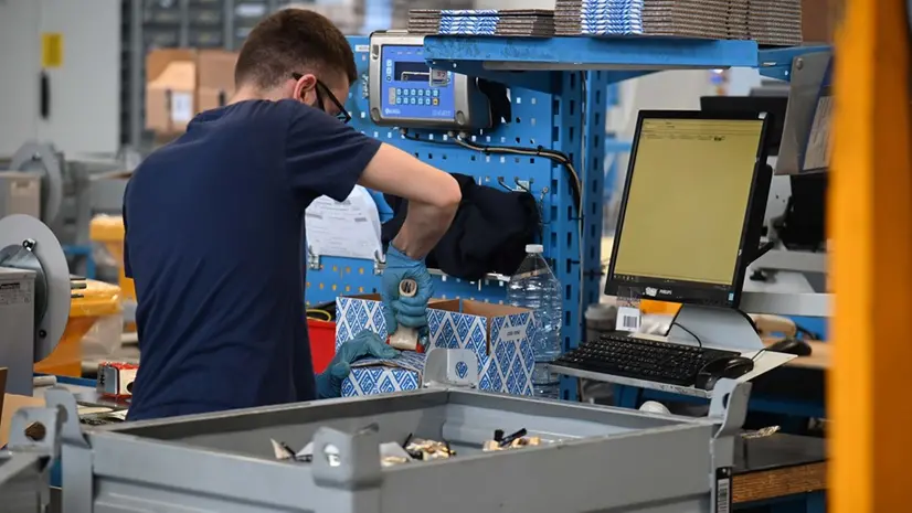 Un lavoratore in una Mpmi - © www.giornaledibrescia.it