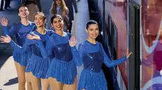 Le atlete olimpiche del pattinaggio salgono sui treni dedicati ai Giochi